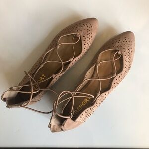 Women’s Report Beige Lace-Up Minimal Heel/Flats Size 8.5